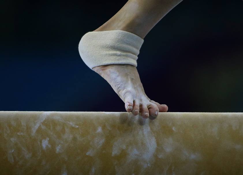 Il piede di una ginnasta cinese sulla trave durante i giochi asiatici di Incheon 2014 (Action Images)